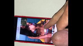Похотливая дама мастурбирует на камеру