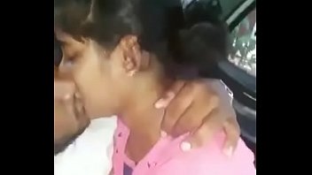 Молодая лесбияночка обнажается перед блондинкой с видеокамерой